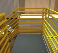 Guarda-corpo amarelo em plataforma