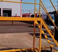 Plataforma metálica com escada